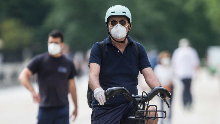 El Gobierno pone en marcha una campaña para evitar el abandono de mascarillas en entornos naturales