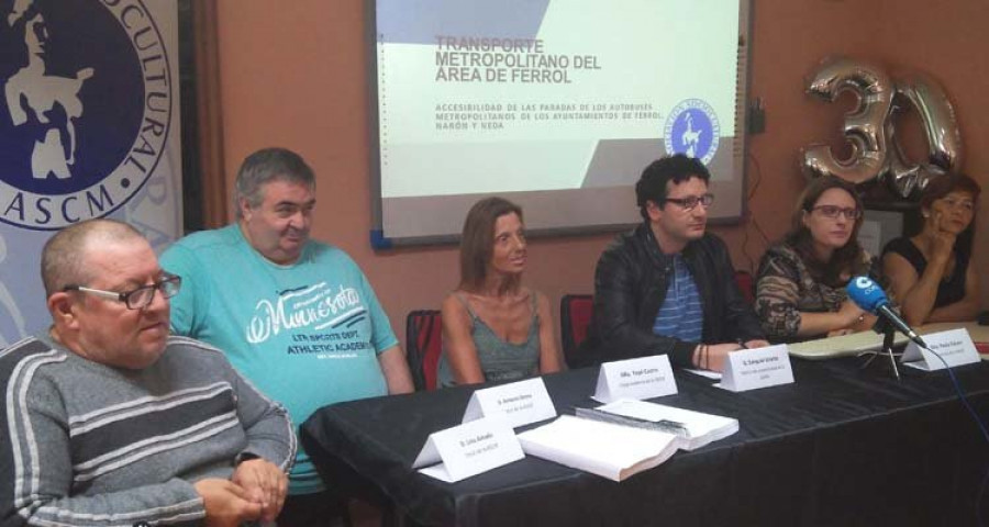Las paradas de bus de Ferrol, Narón y Neda suspenden en materia de accesibilidad