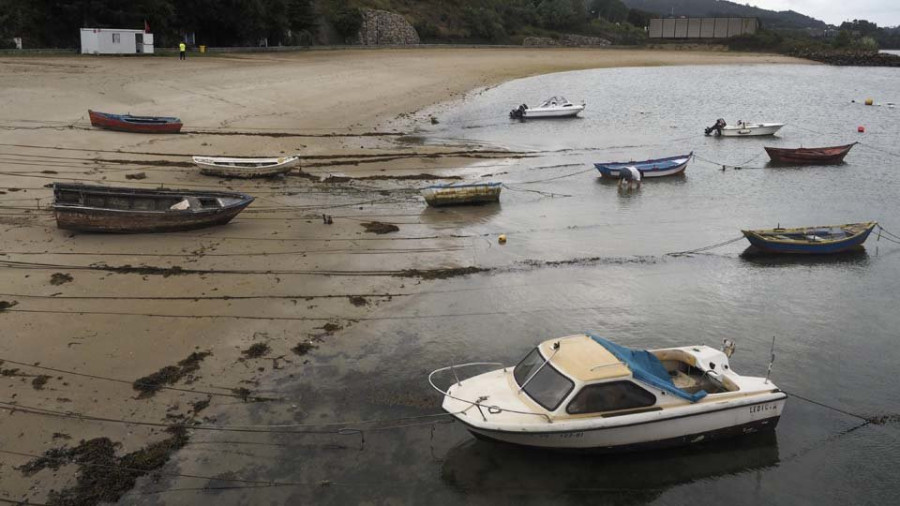 El saneamiento deja todavía playas  con contaminación como la de A Graña