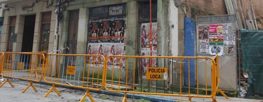 Los bomberos realizaron dos intervenciones en fachadas en ruinas del barrio de A Magdalena