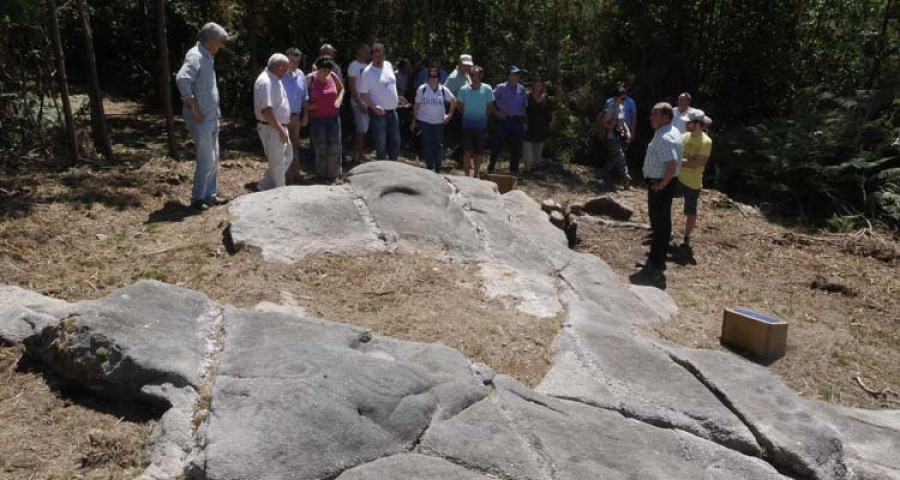 Vilarmaior desvela su “parque” de petroglifos con 
una visita guiada