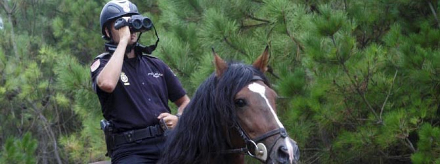 Agentes de la Policía Nacional vigilan a caballo las zonas de riesgo de incendio durante el verano