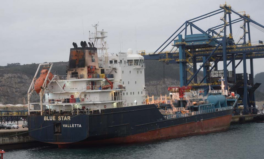 El puerto de Ferrol se prepara para el traslado a Turquía del buque quimiquero “Blue Star”