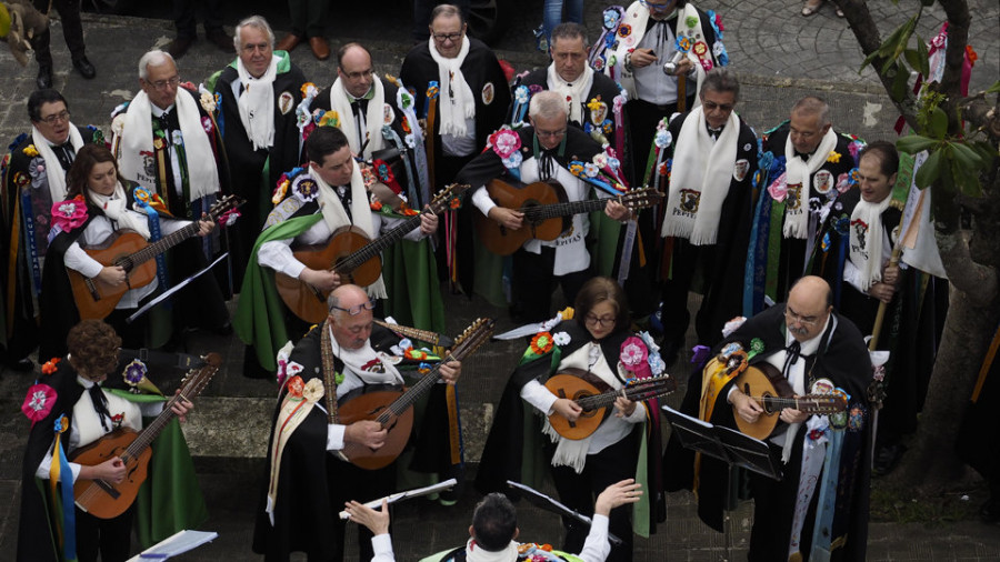 La Rondalla Mugardesa actuó ayer bajo el balcón ganador del primer concurso de adornos