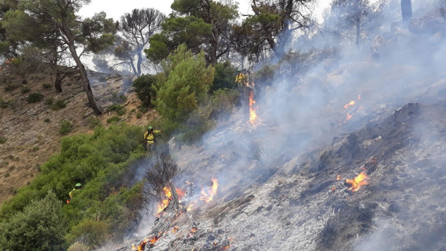 El viento dificulta el control del incendio de Quesada, aún activo