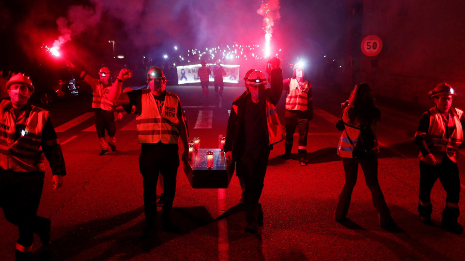 Una multitudinaria marcha nocturna clama contra los despidos de Alcoa