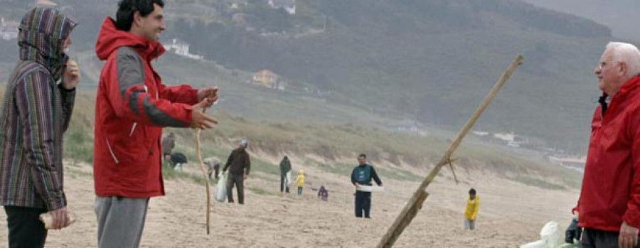 Recogida de toneladas de plásticos en  las playas para celebrar el  Día de los Océanos