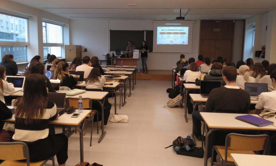 Estudiantes de Enfermería se unen como voluntarios a la campaña informativa de Alcer