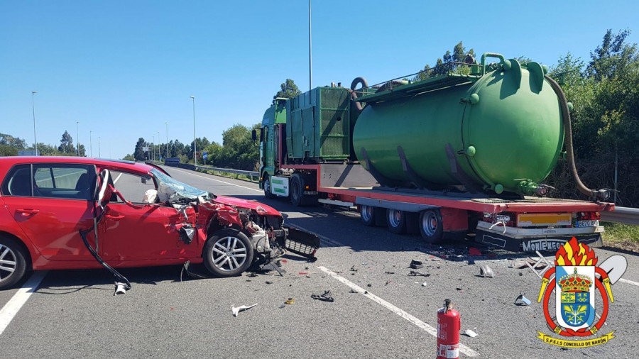 Herida una mujer en un accidente que obliga a cortar un vial en Narón