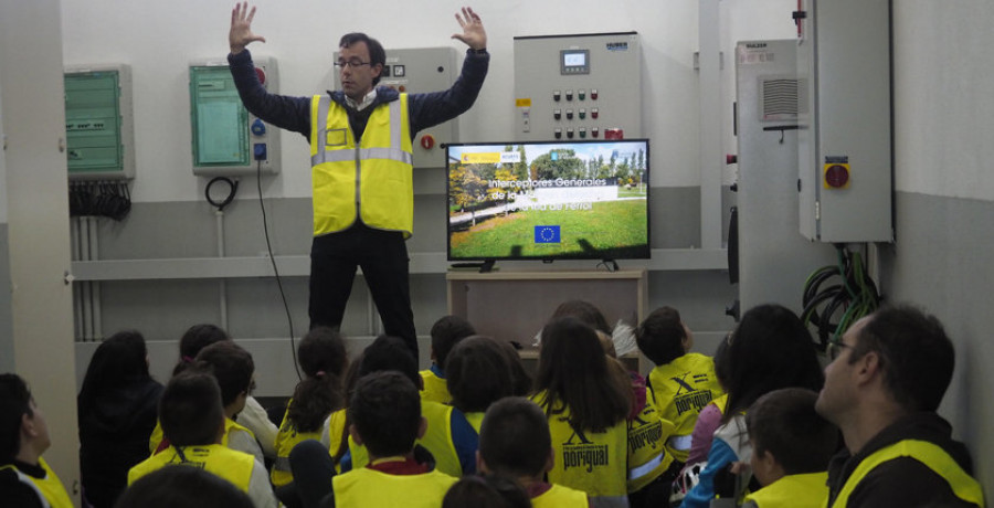 Alumnos del Ponte de Xuvia visitan el tanque de tormentas con Aquaes y el equipo de Educación Vial de Narón