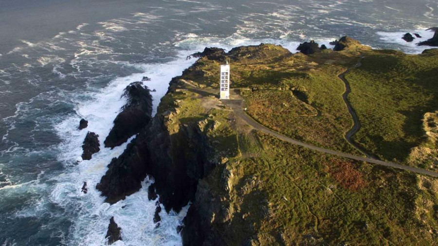 Concello y Diputación analizan el trazado  de la Senda dos  Faros a su paso  por Valdoviño