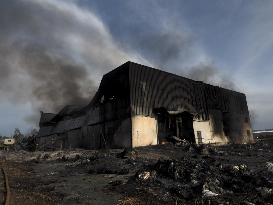 Continúa activo el fuego que calcinó una nave industrial en el polígono de Río do Pozo