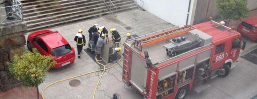 La inundación de un transformador subterráneo eléctrico en Fene provoca alarma en el vecindario