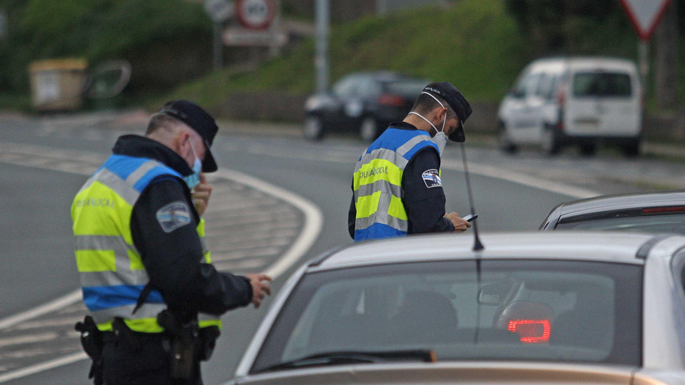 La Policía Local coruñesa impone las 
primeras multas 
por incumplir las nuevas restricciones