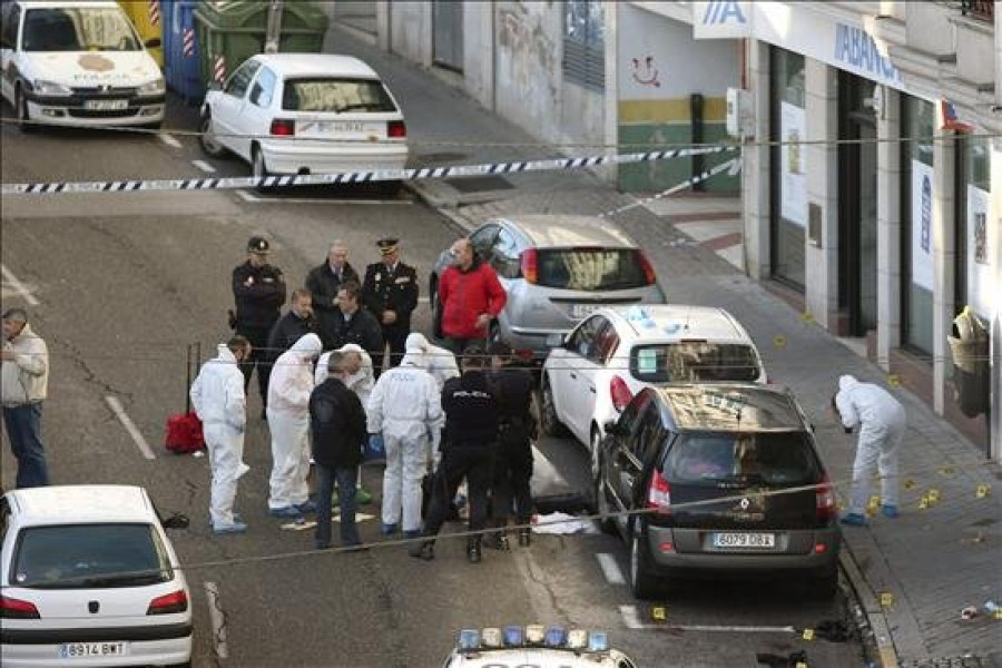 Una policía y un atracador mueren en un tiroteo en el atraco a un banco de Vigo