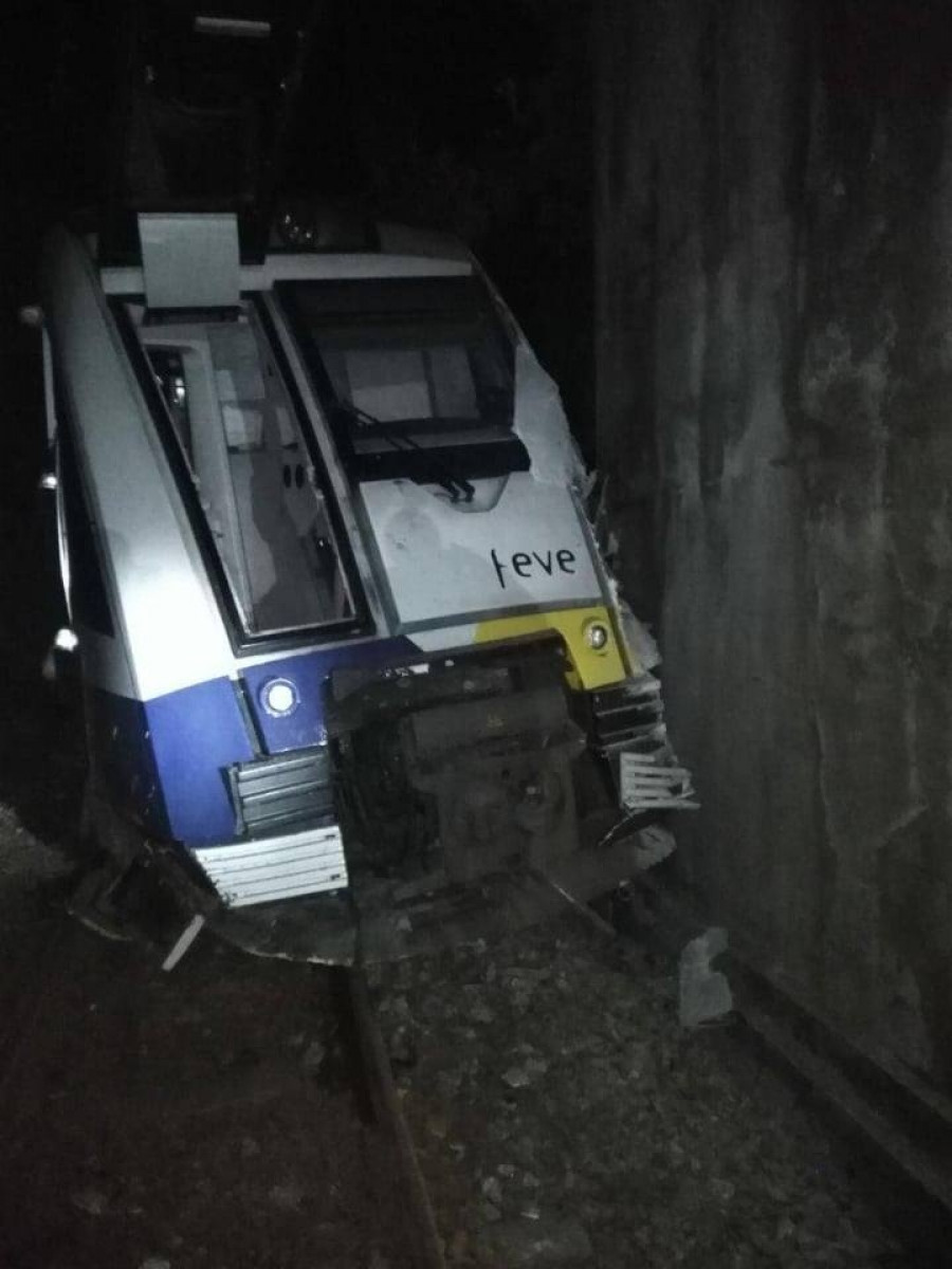 Descarrila un tren en O Barqueiro a causa de un corrimiento de tierras