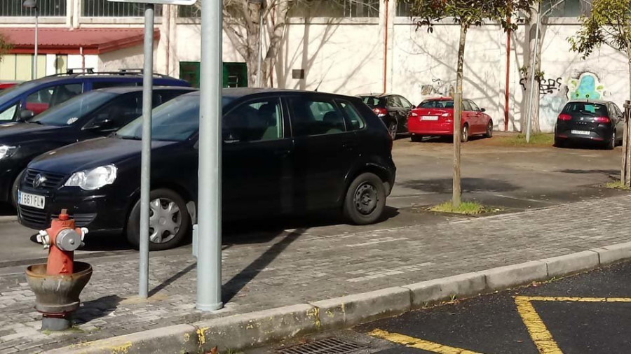El personal del colegio Parga Pondal de Santa Cruz exige vigilancia en el parking tras una oleada de vandalismo