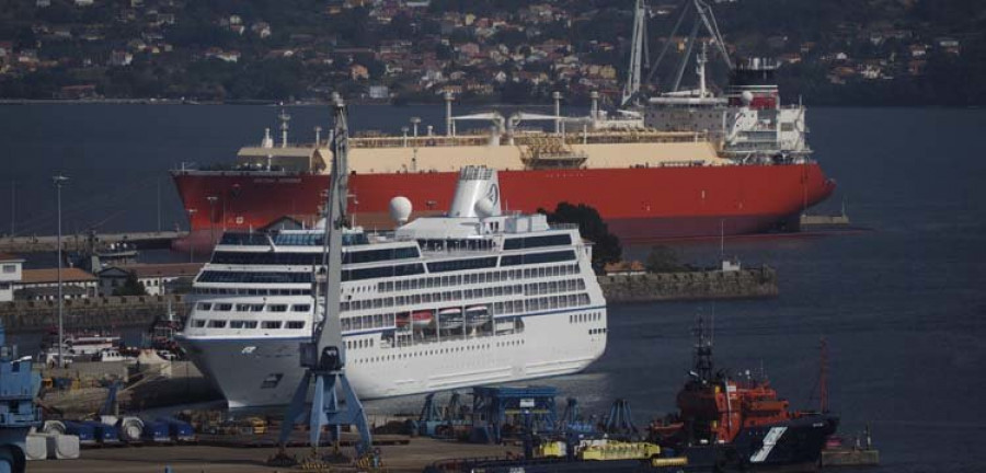 Ferrol despide a mil cruceristas y espera la llegada de un nuevo buque de lujo