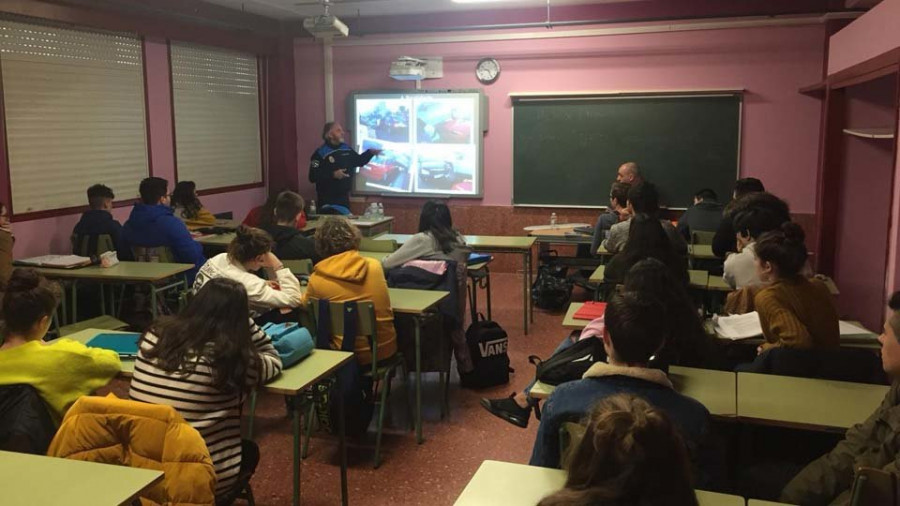 Alumnos de Narón participan en una serie de charlas sobre educación vial