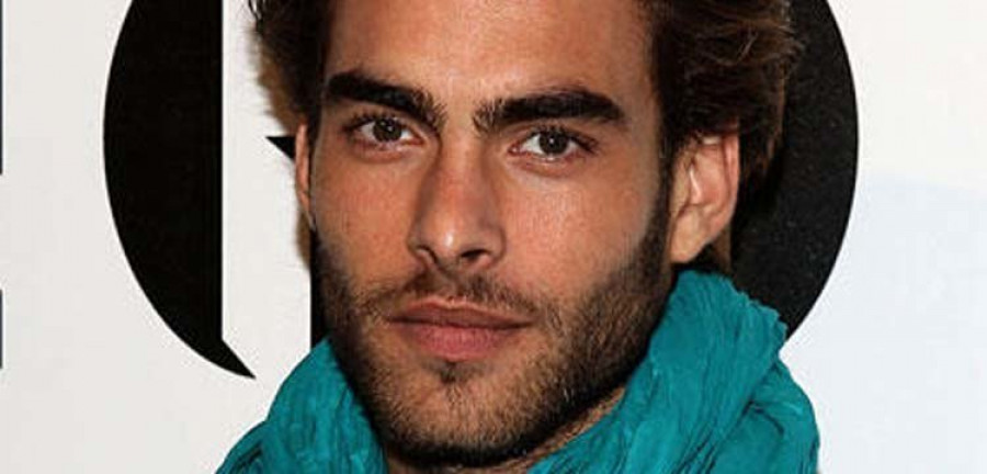 Jon Kortajarena interpreta a un personaje con la cara desfigurada