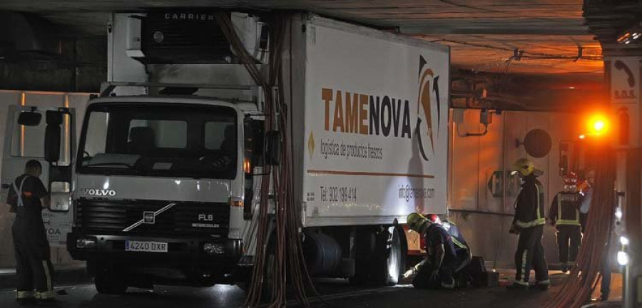 El túnel de María Pita sufre el cuarto corte en un mes al atascarse un camión