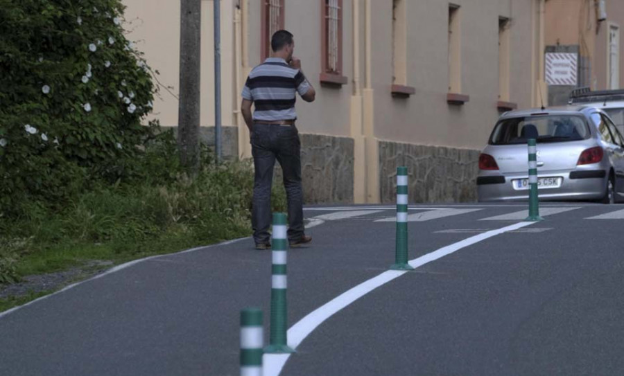 Coches y viandantes comparten ya la calle Celso Emilio Ferreiro que estrena senda peatonal