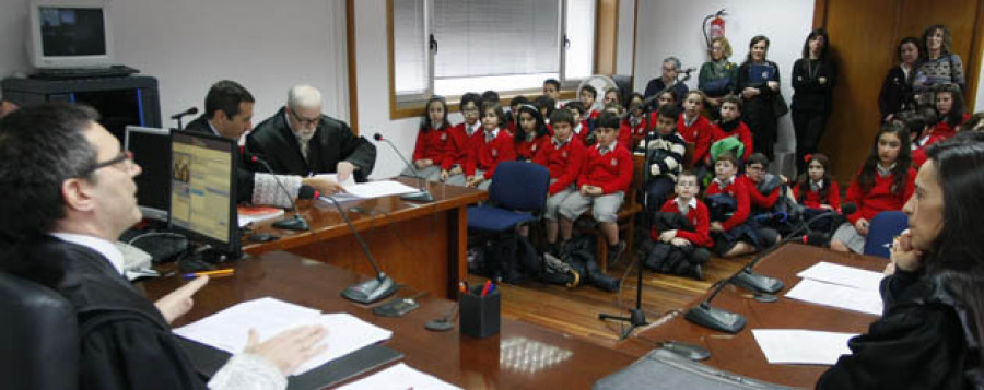 Un centenar de escolares tomaron contacto ayer con la actividad en los juzgados de Ferrol