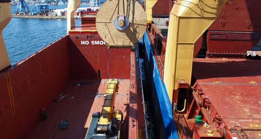 El Puerto interior acoge una operación de transbordo de mercancía entre buques