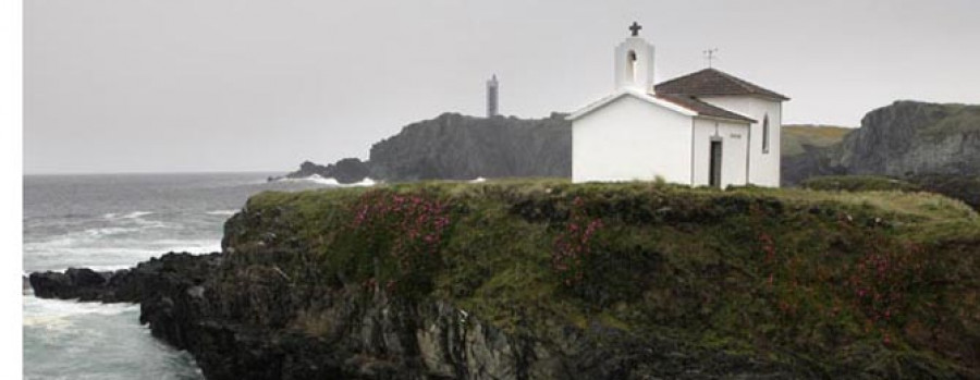 VALDOVIÑO - Costas estudia la construcción de una escollera para salvar la ermita de Porto