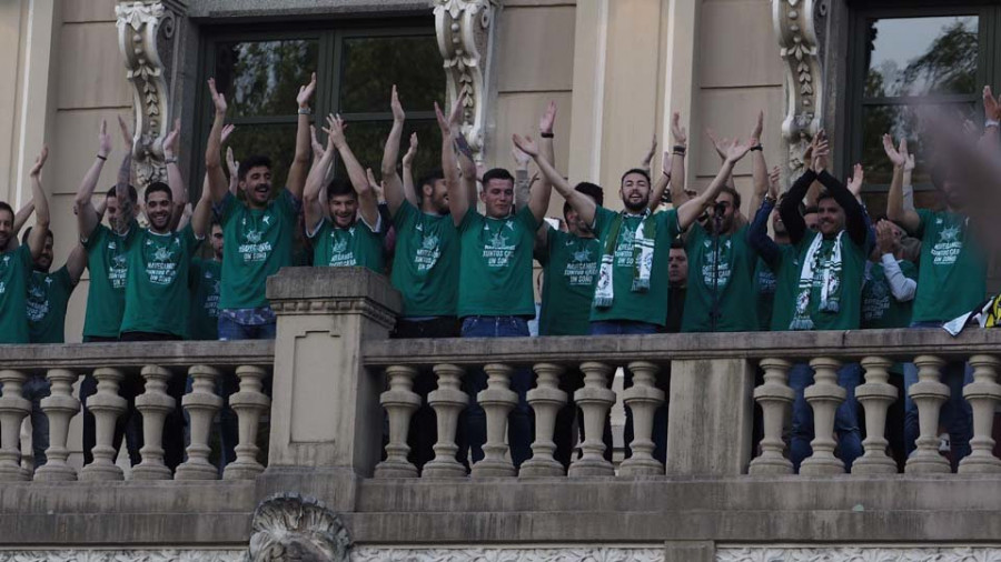 Ferrol se rinde a los héroes de un ascenso ilusionante