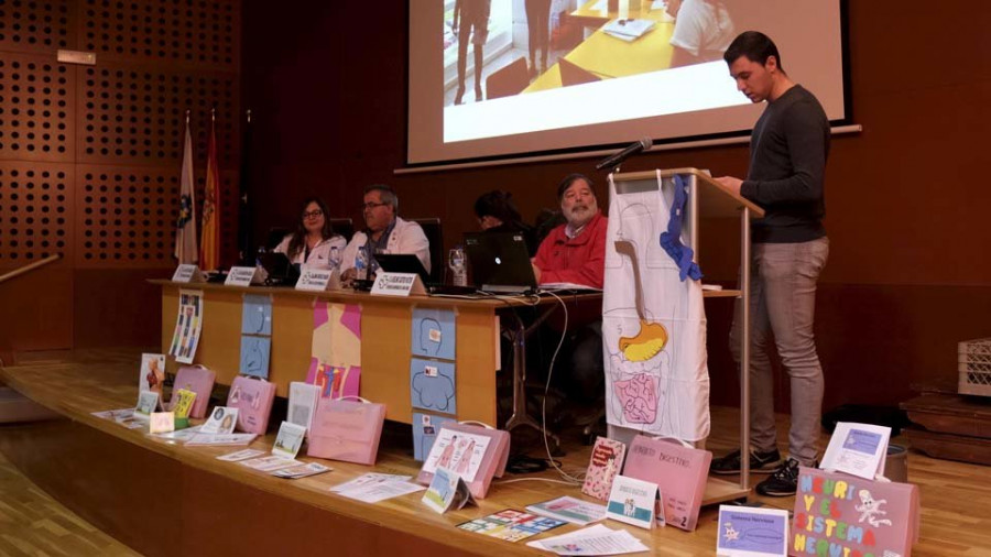 Medio centenar de alumnos de la UDC enseñan el cuerpo humano en el Aula Hospitalaria
