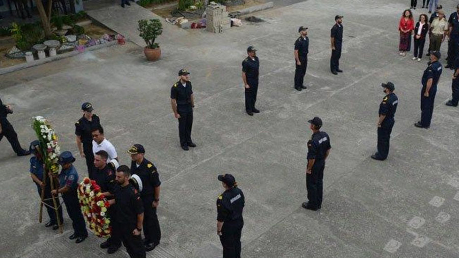 Los marineros de la “Méndez Núñez” rinden homenaje 
a los “últimos de Filipinas”