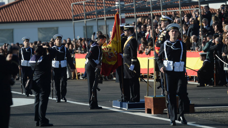 Un total de 267 marineros profesionales y 49 civiles juran bandera en A Graña