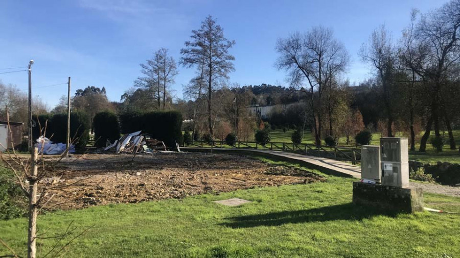 El parque de Freixeiro gana espacio tras la demolición de una vivienda