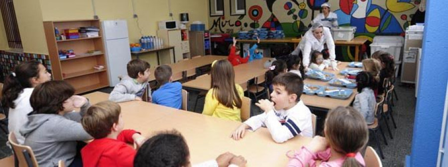 Más de una veintena de niños inauguraron ayer el nuevo comedor del colegio Ponzos