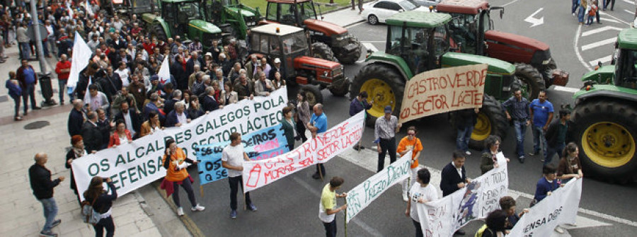Los ganaderos que permanecen en el centro de Lugo no acudirán  a la tractorada de hoy en Santiago