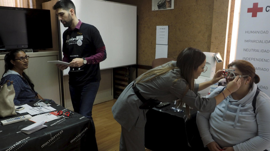 La iniciativa Mirada Solidaria entrega más de 60 gafas a los beneficiarios de Cruz Roja