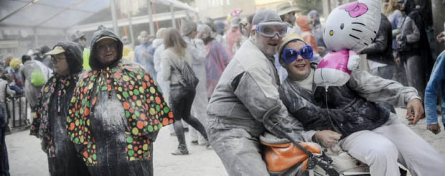 Una batalla campal de harina tiñe de blanco Xinzo de Limia en el Domingo Fareleiro