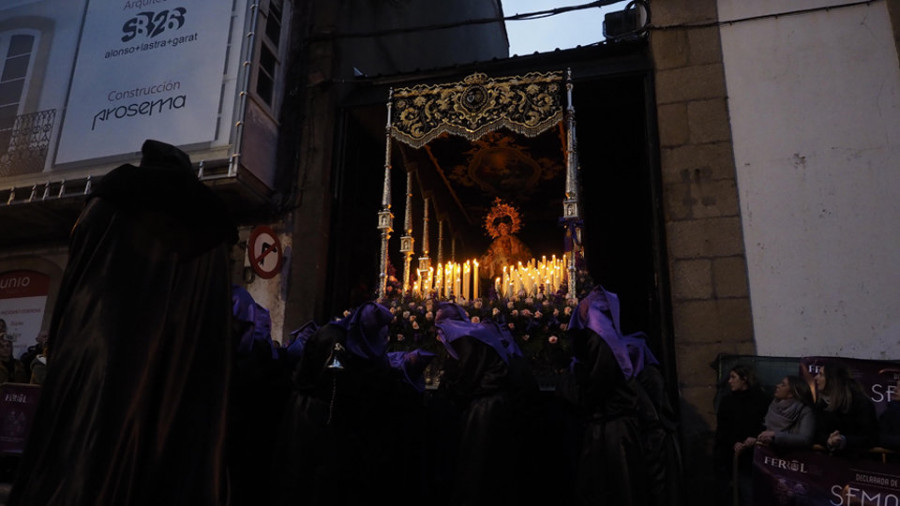 La lluvia respeta la única procesión del Lunes Santo, la de Cristo Rey y la Virgen de la Amargura