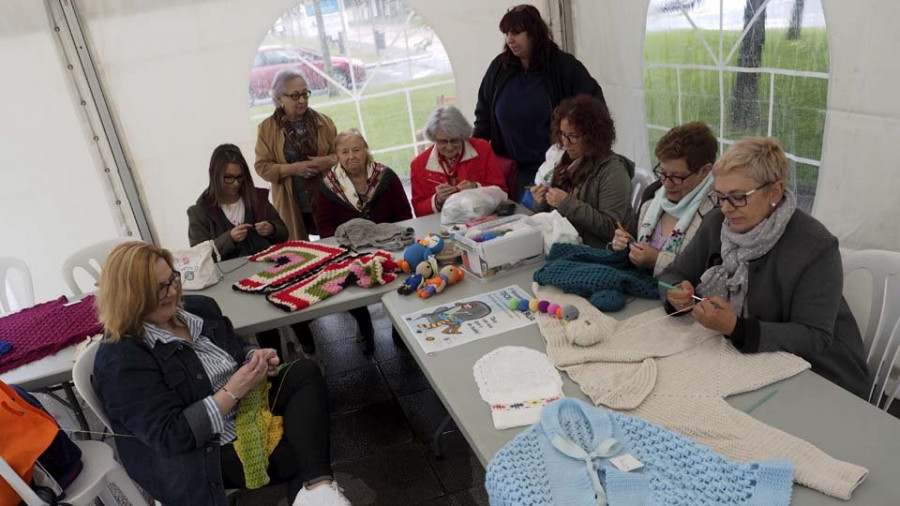 Una decena de personas participan en A Gándara en  el encuentro “Tecendo na rúa”