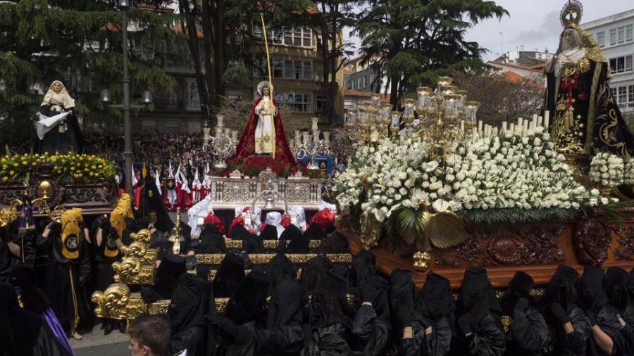 Los últimos días de la Semana Santa abarrotan de fieles y visitantes las calles de Ferrol