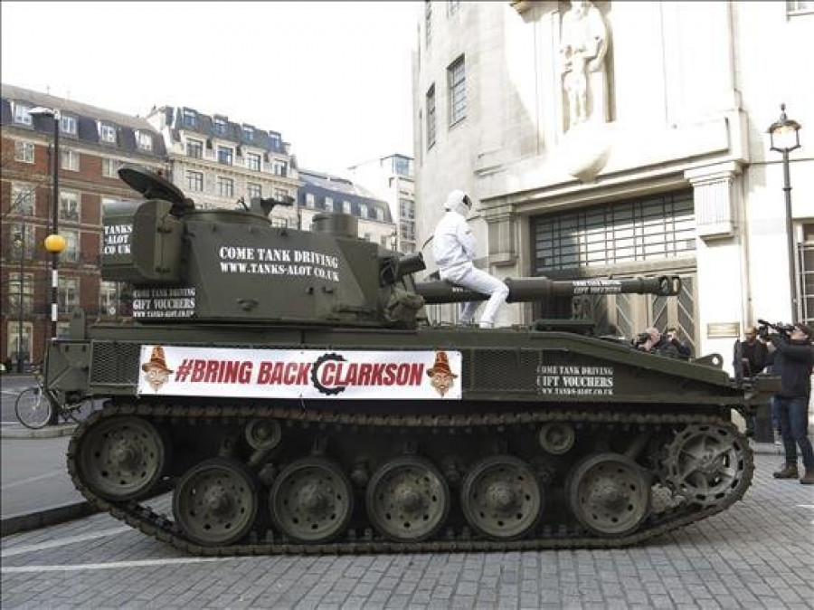 Un tanque aparca en la BBC para pedir la vuelta del presentador de "Top Gear"
