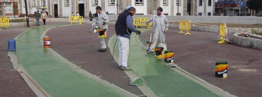 La pavimentación de la plaza de España se ultima con los nuevos senderos de color verde