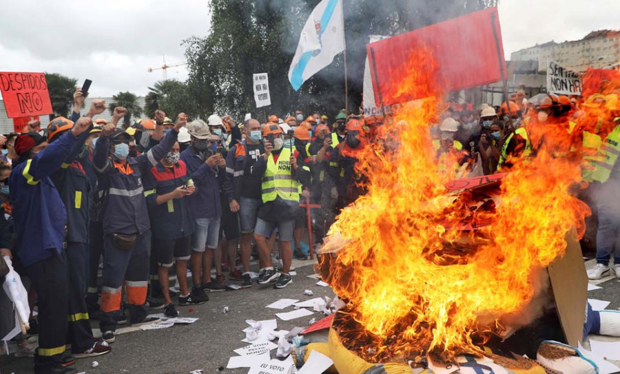 El plantel de Alcoa lleva su protesta ante la Xunta y urge una intervención