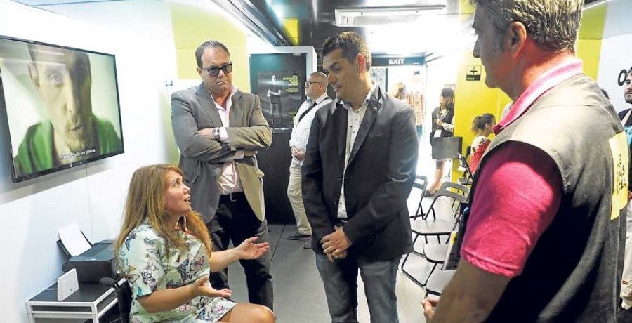 La Fundación ONCE asesora a los jóvenes desempleados con discapacidad en 
una oficina móvil