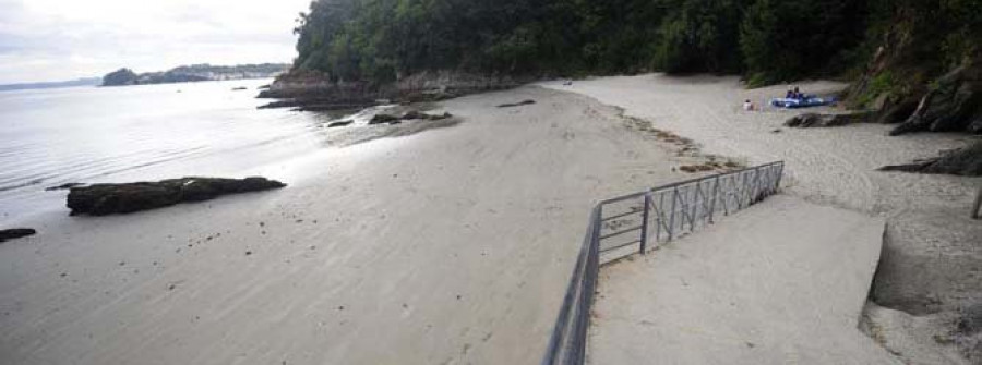 El Concello cierra al baño  la playa de Almieiras por contaminación microbiológica