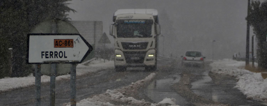 La nieve baja hasta cotas de 200 metros y deja retenciones en las principales carreteras