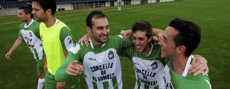 Los jugadores del Somozas iniciaron las vacaciones tras celebrar el ascenso