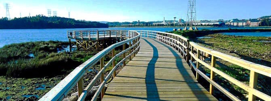 El Concello proyecta continuar el paseo marítimo con una pasarela que se elevará sobre el río Belelle