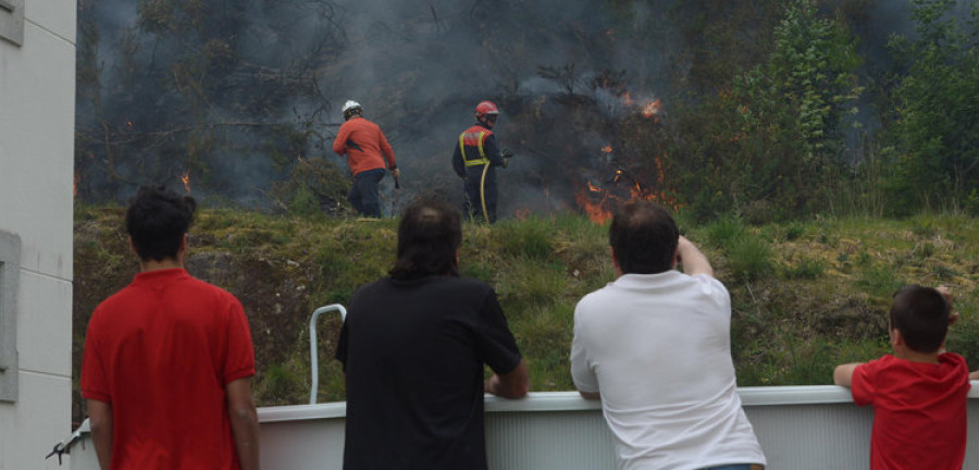 Un nuevo incendio calcina 10 hectáreas de monte en la parroquia de Mandiá